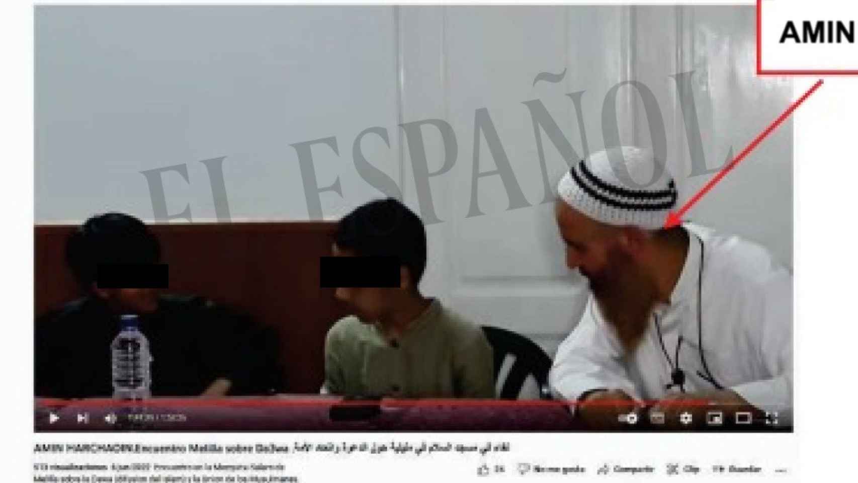 El imám de Melilla, junto a unos menores, en una de las imágenes incluidas en el informe policial.