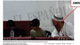 El imán de Melilla, junto a unos menores, en una de las imágenes incluidas en el informe policial.