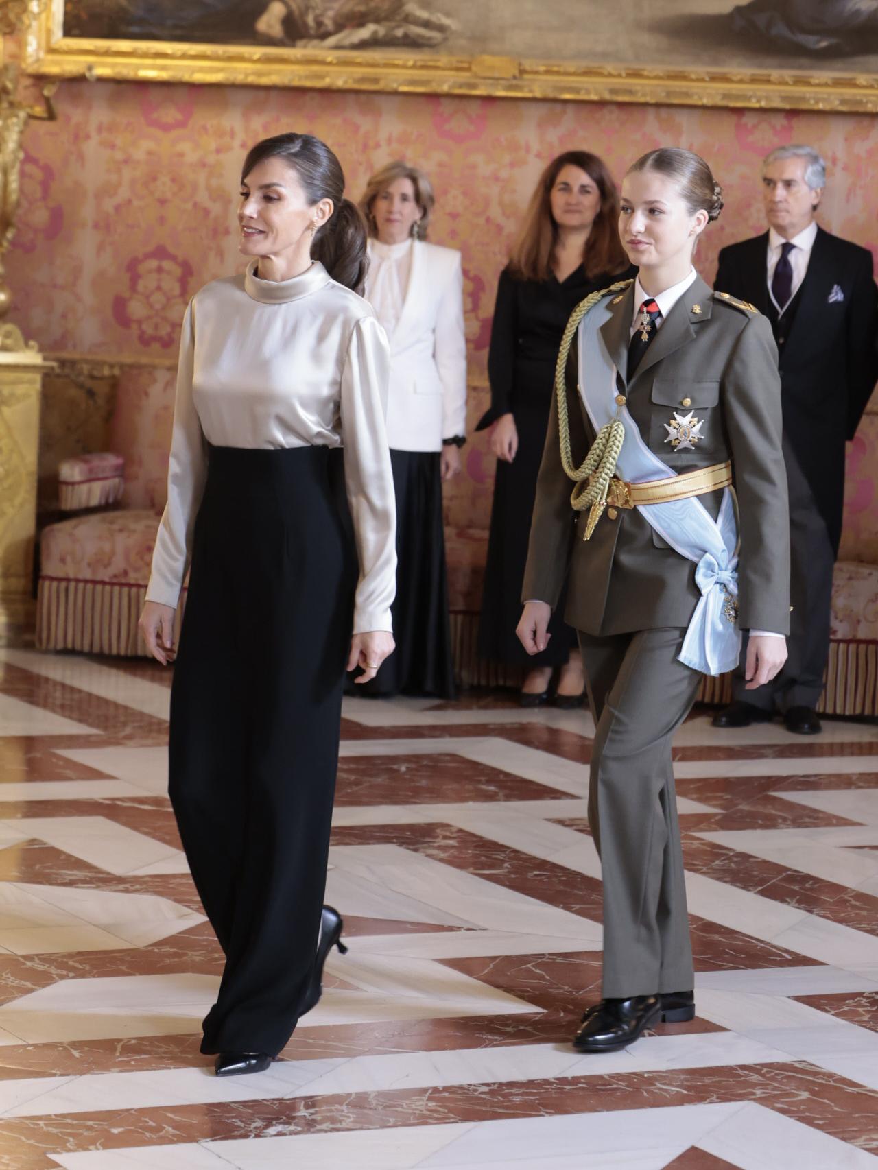La reina Letizia junto a la princesa Leonor.