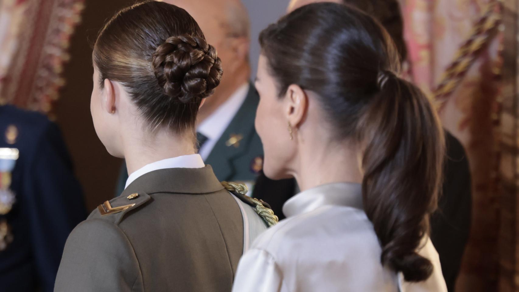 Detalle de los peinados de la reina y la princesa durante la Pascua Militar.