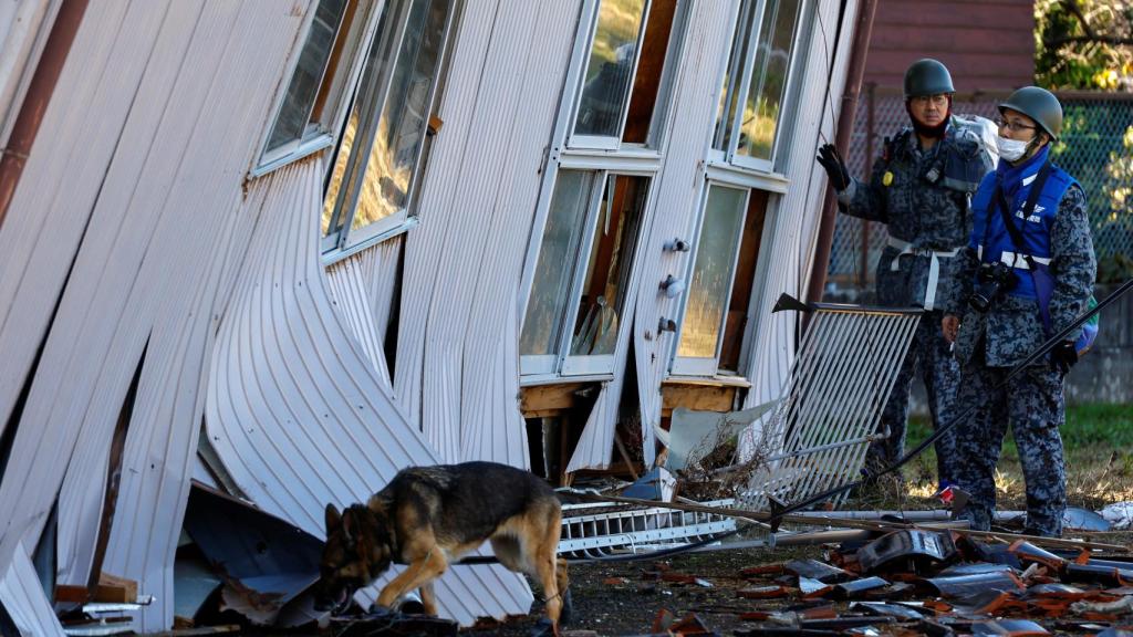 Militares buscan supervivientes en un edificio derruido de la prefectura de Ishikawa.