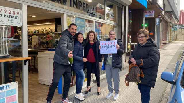 Los responsables del Bar Imperial de Vigo celebran el premio.