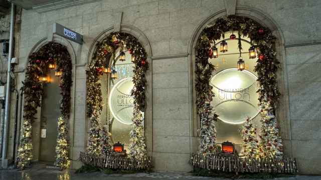 Escaparate de una clínica decorado por Navidad en Vigo.