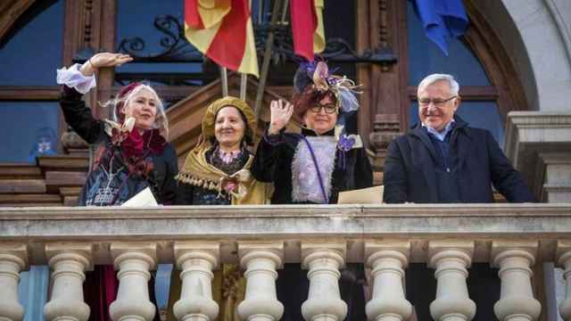 Recepción del alcalde Joan Ribó a las Magas Republicanas en el balcón del Ayuntamiento. EFE