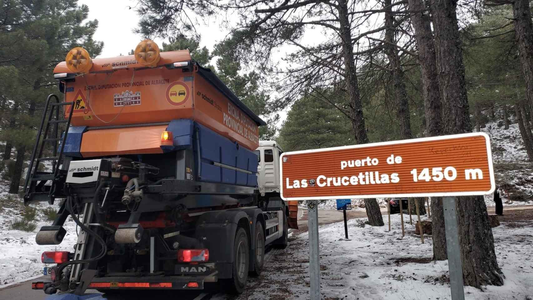 Un camión echando sal en el puerto de Las Crucetillas. Foto: Diputación de Albacete