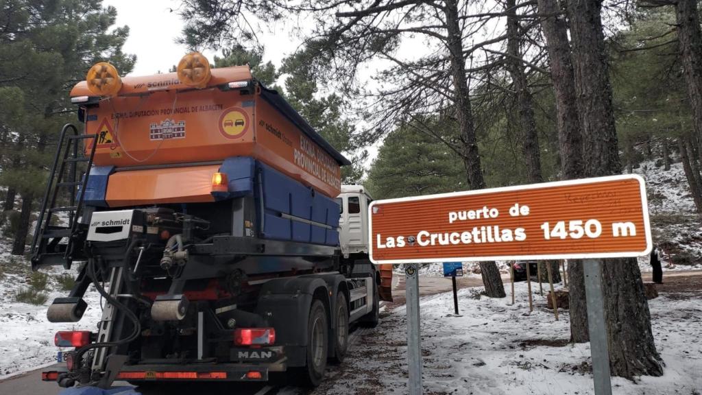 Un camión echando sal en el puerto de Las Crucetillas. Foto: Diputación de Albacete