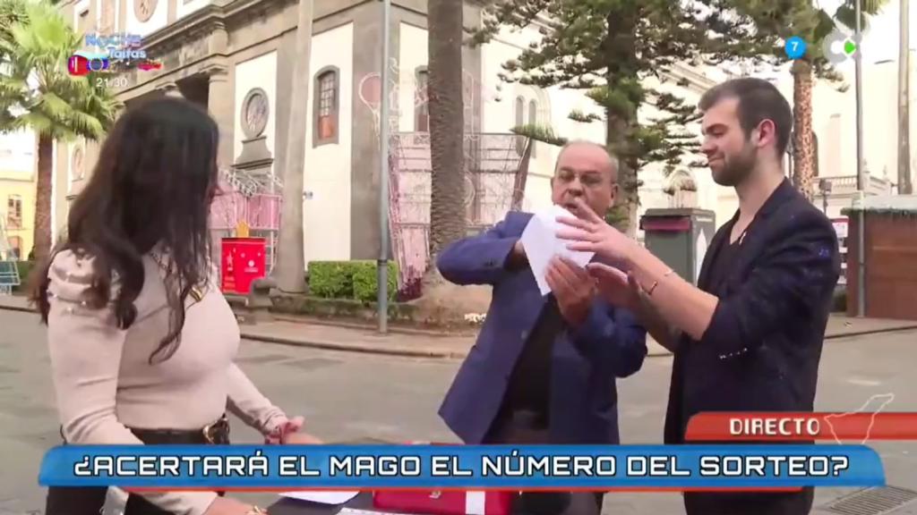 El mago Xerax extrae el número del sobre.