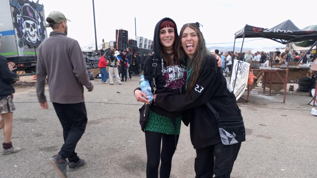 La malagueña Laura, abrazando sonriente a su amiga Noe, este jueves, a unos metros del último stage que queda en pie en el circuito de Fuente Álamo.