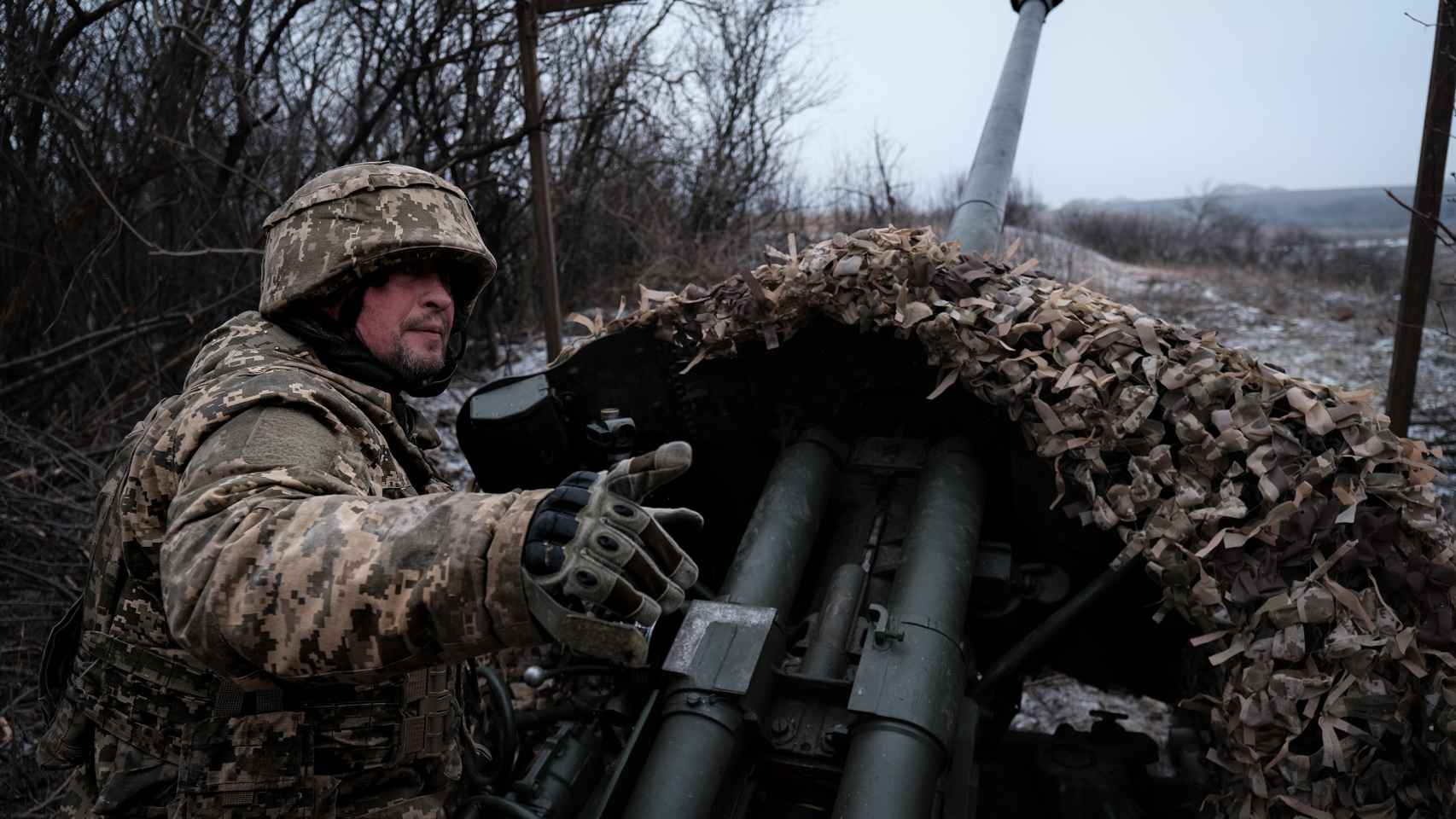 Un soldado ucraniano prepara el cañón D-44 con el que trabaja en el frente de Bakhmut para realizar un ataque contra las líneas rusas