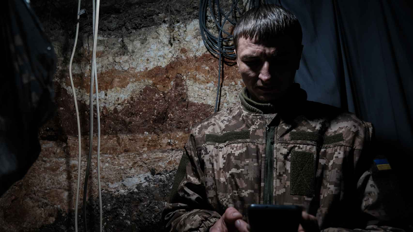Volodímir, el comandante de posición de una pieza de artillería ucraniana desplegada en el frente de Bakhmut, en el momento en que recibe coordenadas de un objetivo