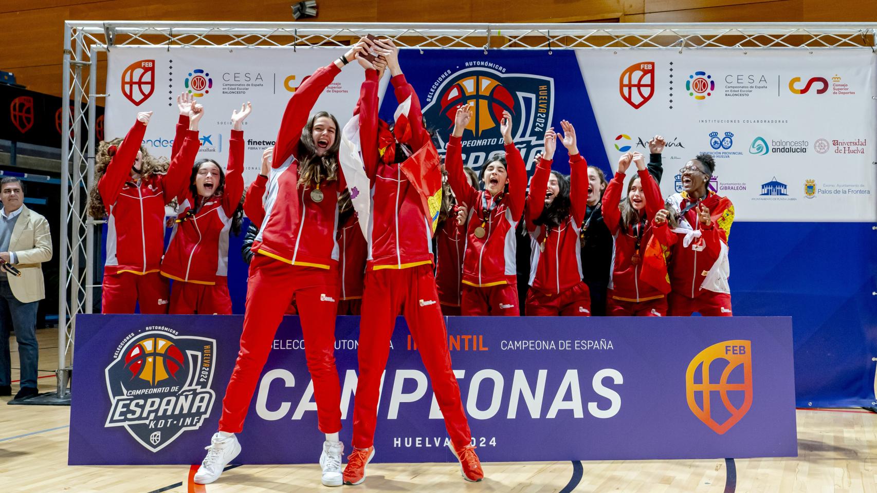 La selección femenina de baloncesto infantil de Castilla y León recibiendo el galardón