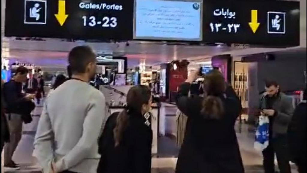 Pantallas hackeadas del aeropuerto de Beirut mostrando un mensaje contra Hezbolá.