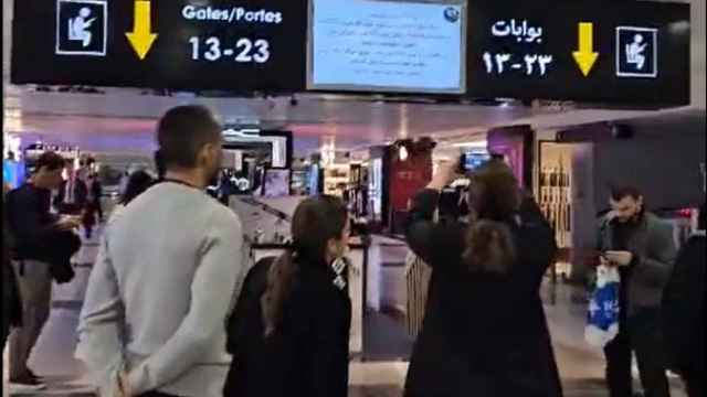 Pantallas hackeadas del aeropuerto de Beirut mostrando un mensaje contra Hezbolá.