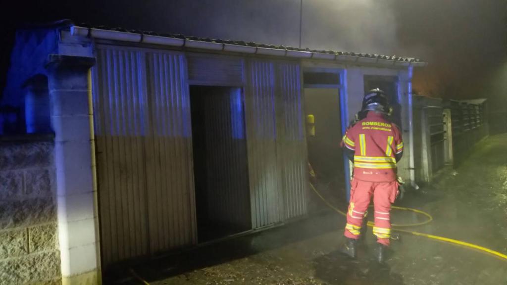 Los bomberos en la extinción del incendio