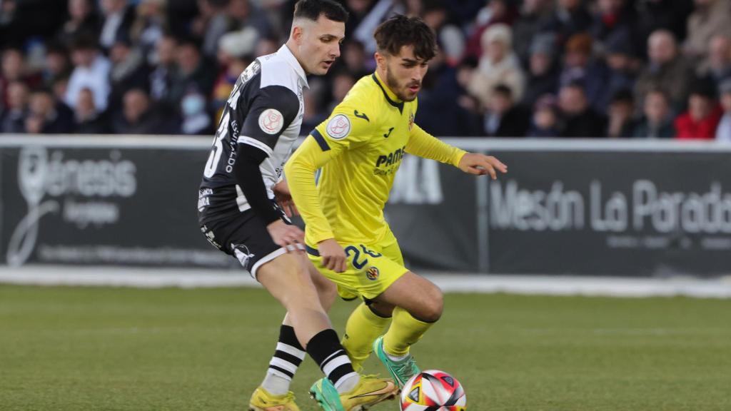 El defensa del Villarreal Adria Altimira se escapa de Juan Serrano, de Unionistas de Salamanca,