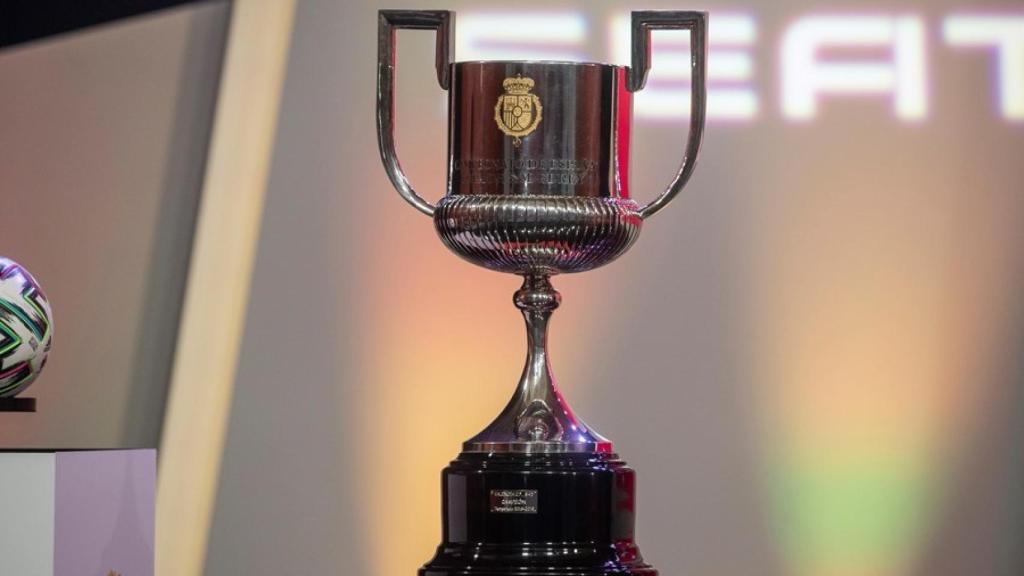 Trofeo de la Copa del Rey durante un sorteo.