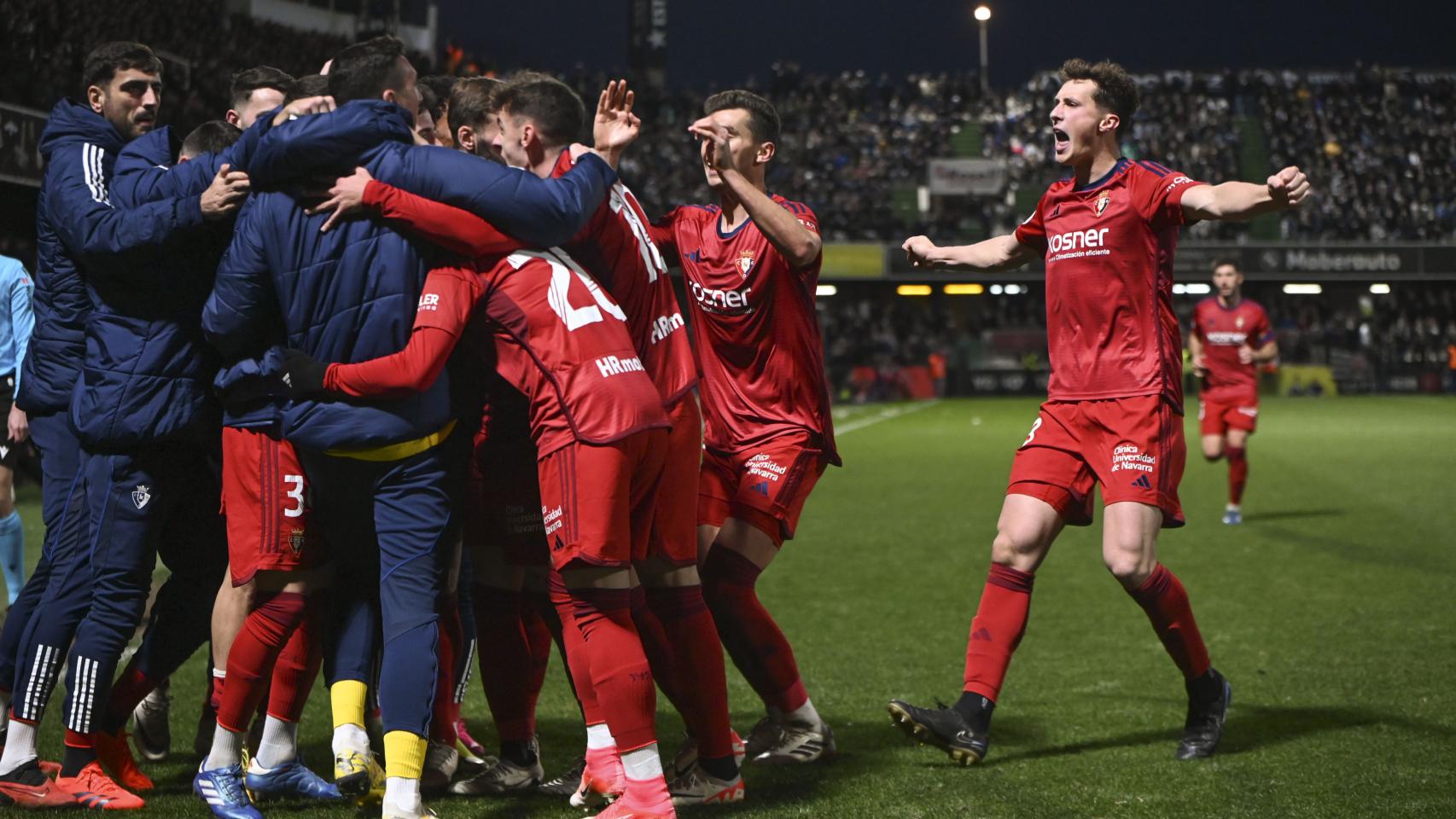 Los jugadores de Osasuna celebran el gol de Arnaiz