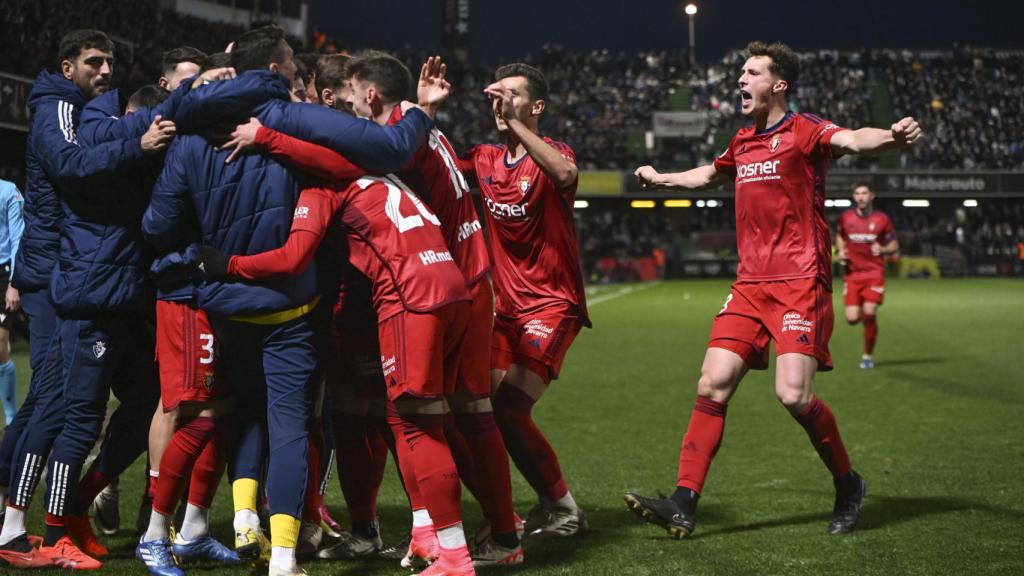Los jugadores de Osasuna celebran el gol de Arnaiz