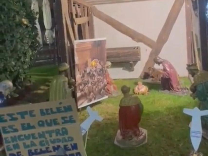 Misiles y carteles contra la guerra en Palestina instalados en el Belén de la Plaza de la Hispanidad de Cuenca