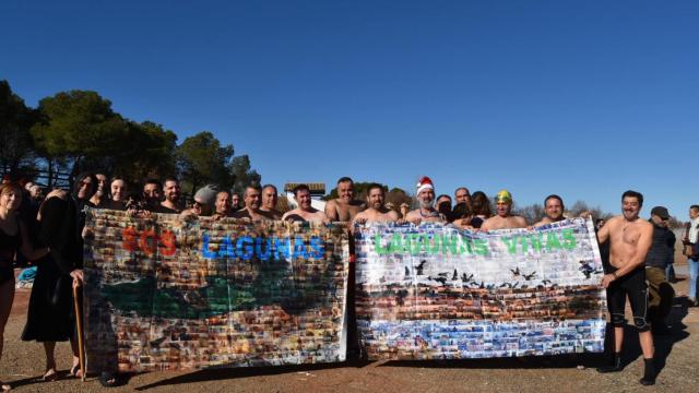 Desafían al frío con un baño en lagunas de Villafranca (Toledo) para pedir su conservación. Fotos: SOS Lagunas De Villafranca Reserva Biosfera