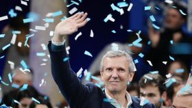 El presidente de la Xunta, Alfonso Rueda, saluda durante el acto de proclamación como candidato del PP a la Xunta de Galicia, en el Hotel Monumento San Francisco