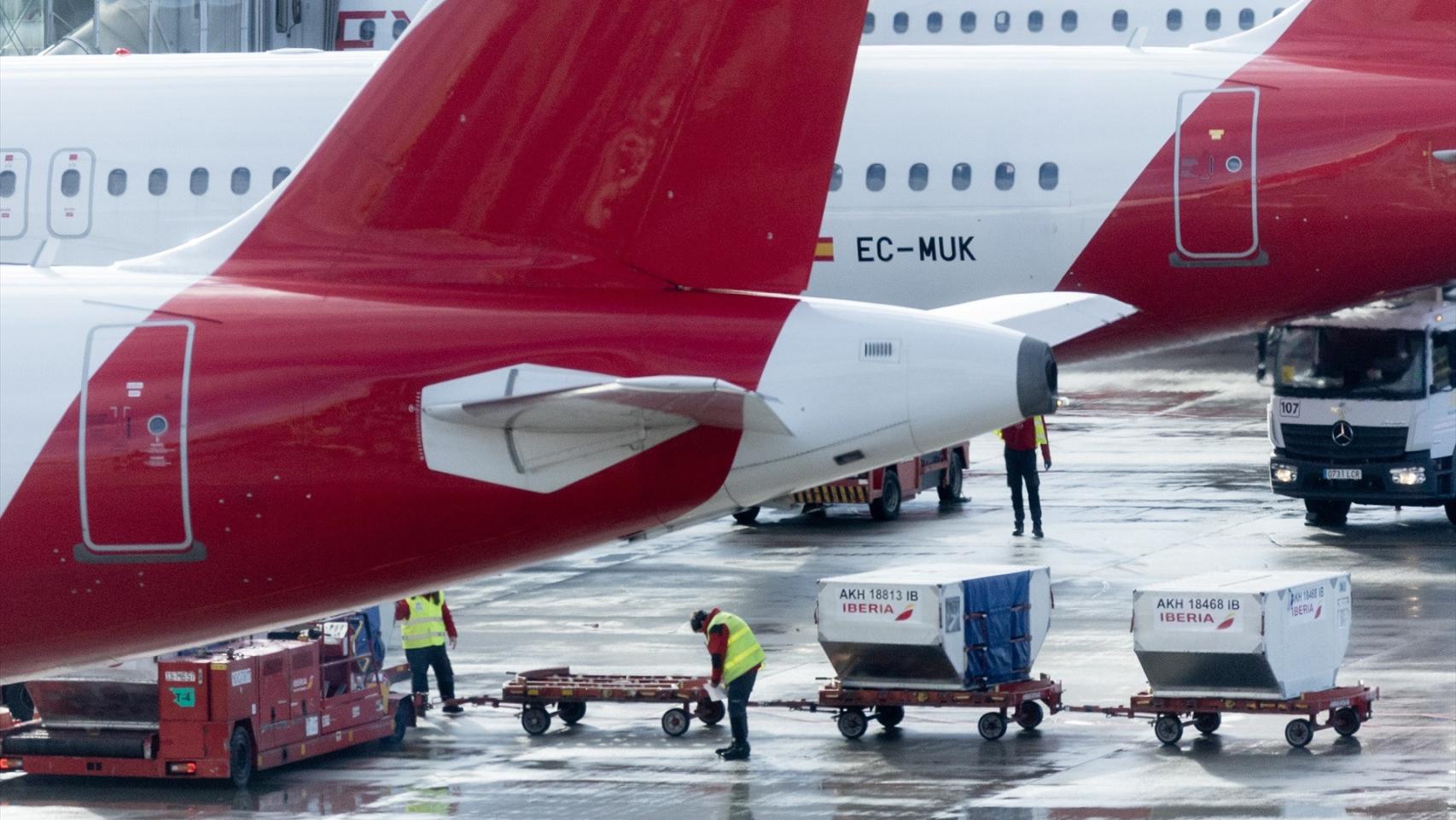 Varios trabajadores de handling de Iberia, el día que comienza su huelga