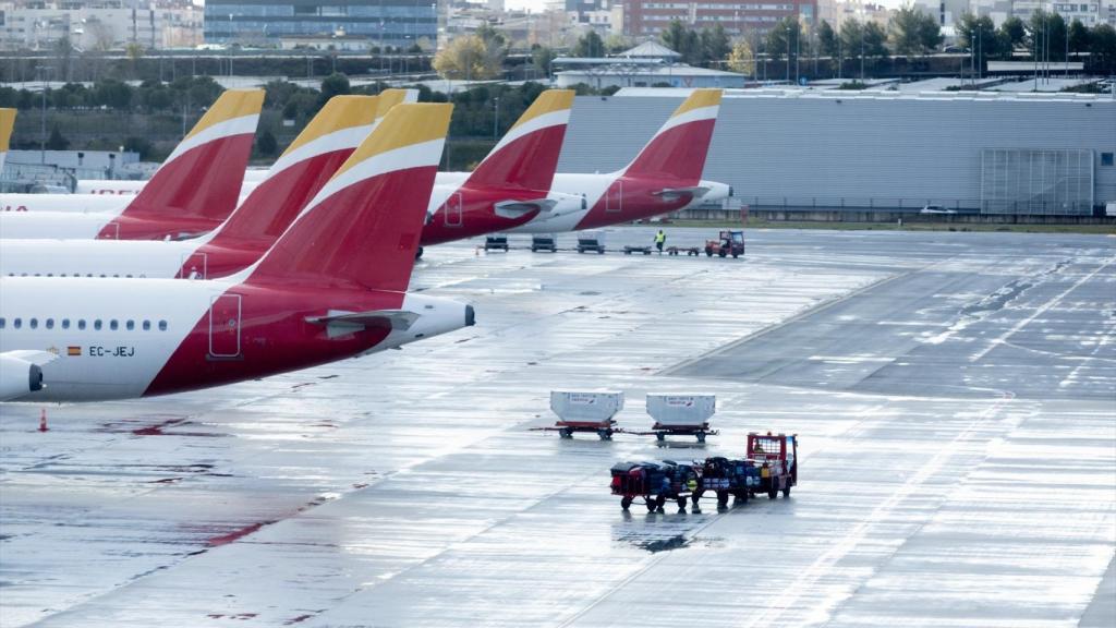 Un vehículo de handling de Iberia