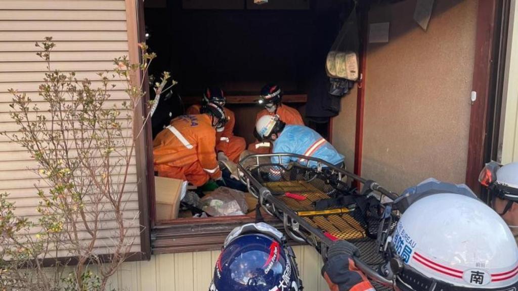 Los bomberos rescatan a una mujer de 90 años tras 124 horas bajo escombros en Japón