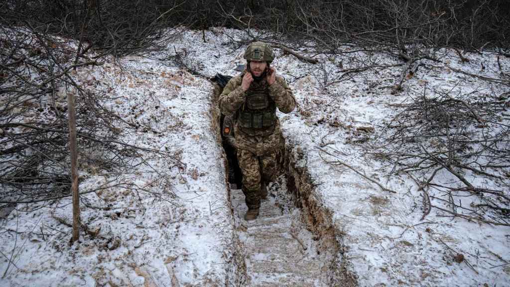 Un soldado ucraniano sale de la trinchera donde esperaban las órdenes para efectuar un ataque contra las líneas rusas en el frente de Bakhmut