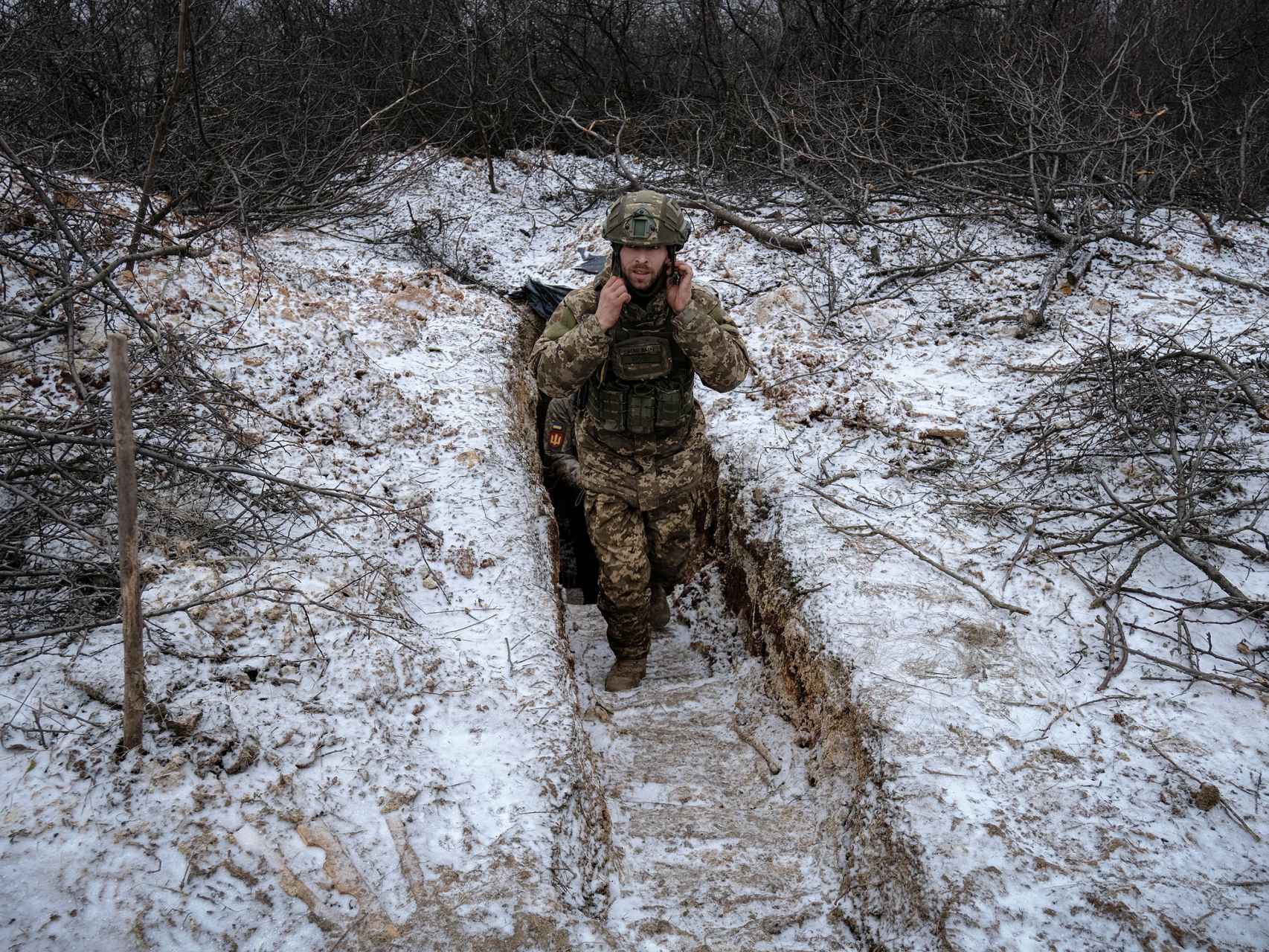 Un soldado ucraniano sale de la trinchera donde esperaban las órdenes para efectuar un ataque contra las líneas rusas en el frente de Bakhmut.