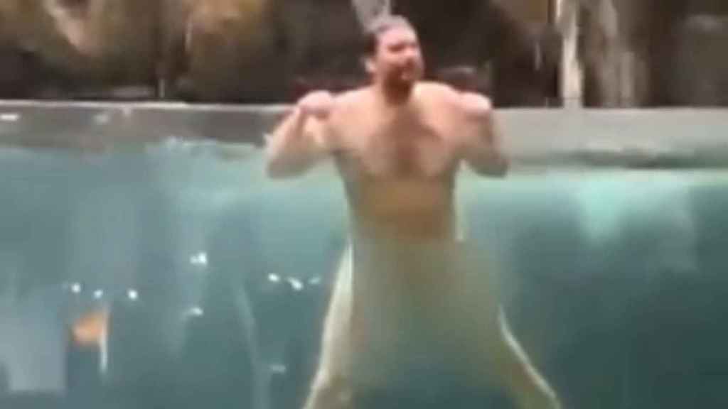 Un hombre se baña desnudo en un acuario en Alabama