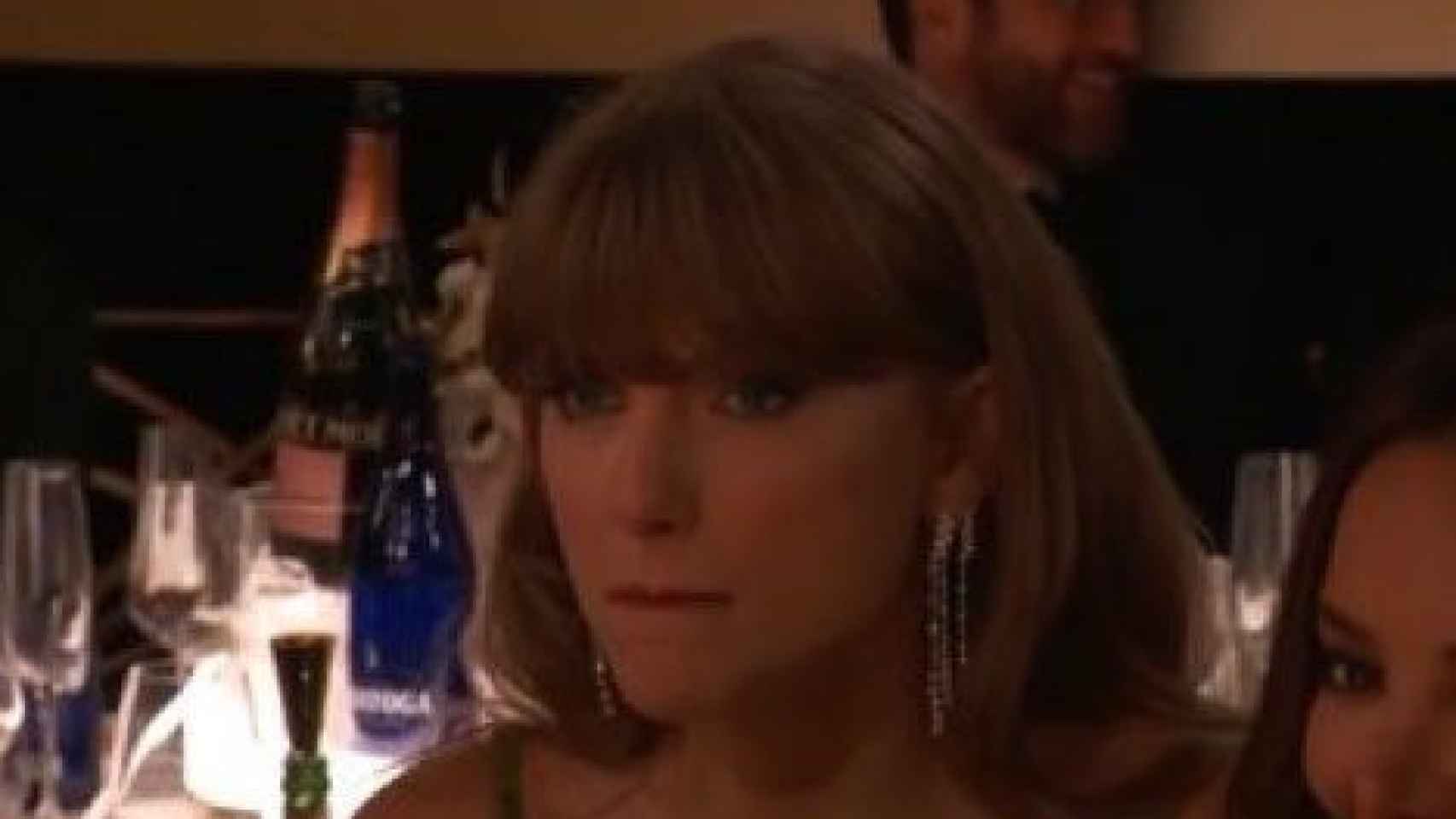 La reacción de Taylor Swift a la broma de Jo Koy en los Globos de Oro 2024.