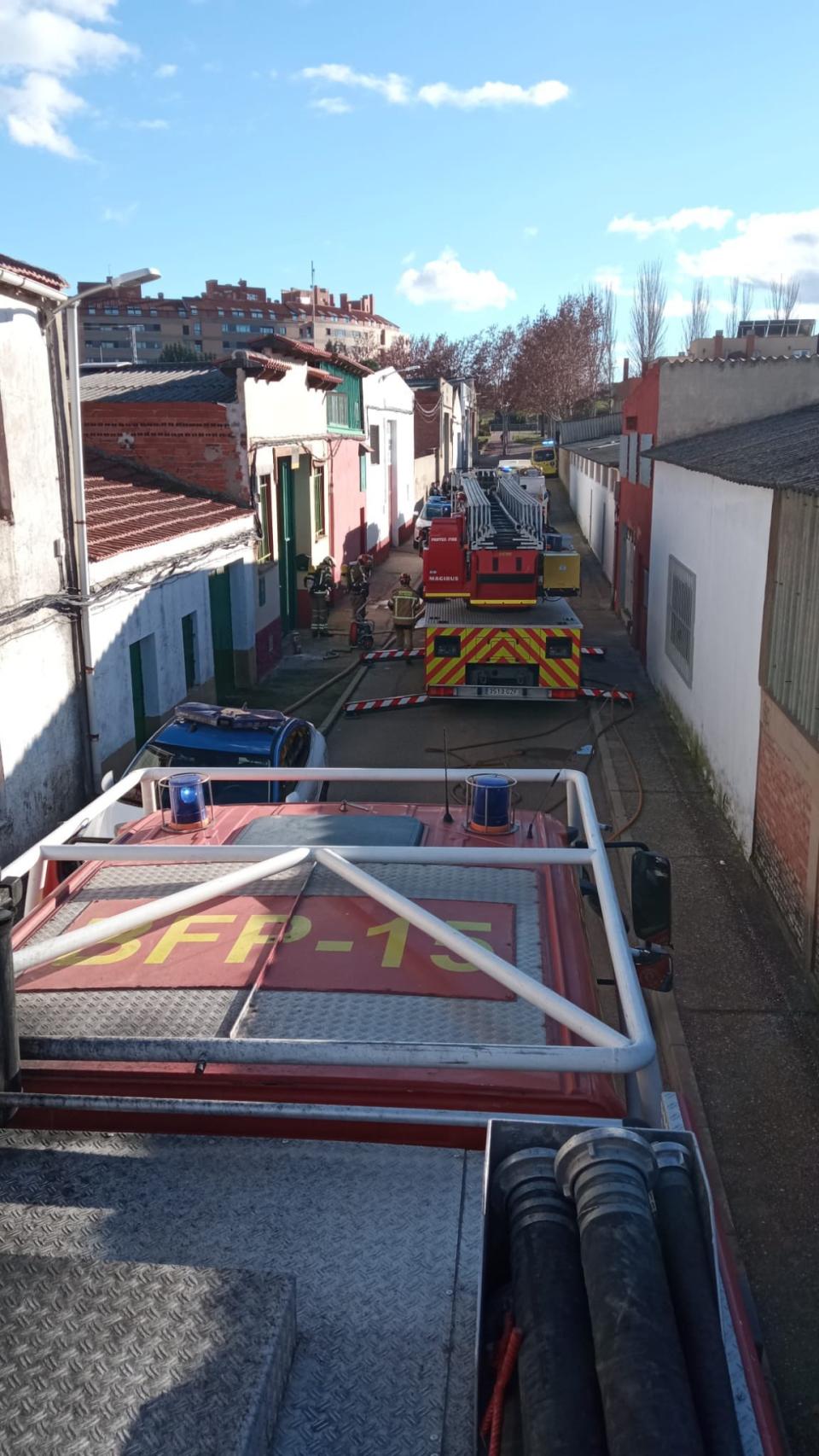 Los Bomberos del Ayuntamiento de Valladolid actúan en un incendio en la calle Santa Eulalia