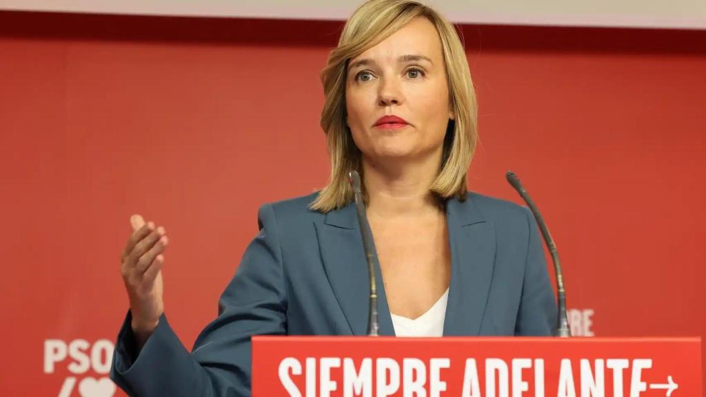Pilar Alegría dando un discurso en la sede del PSOE en Ferraz.