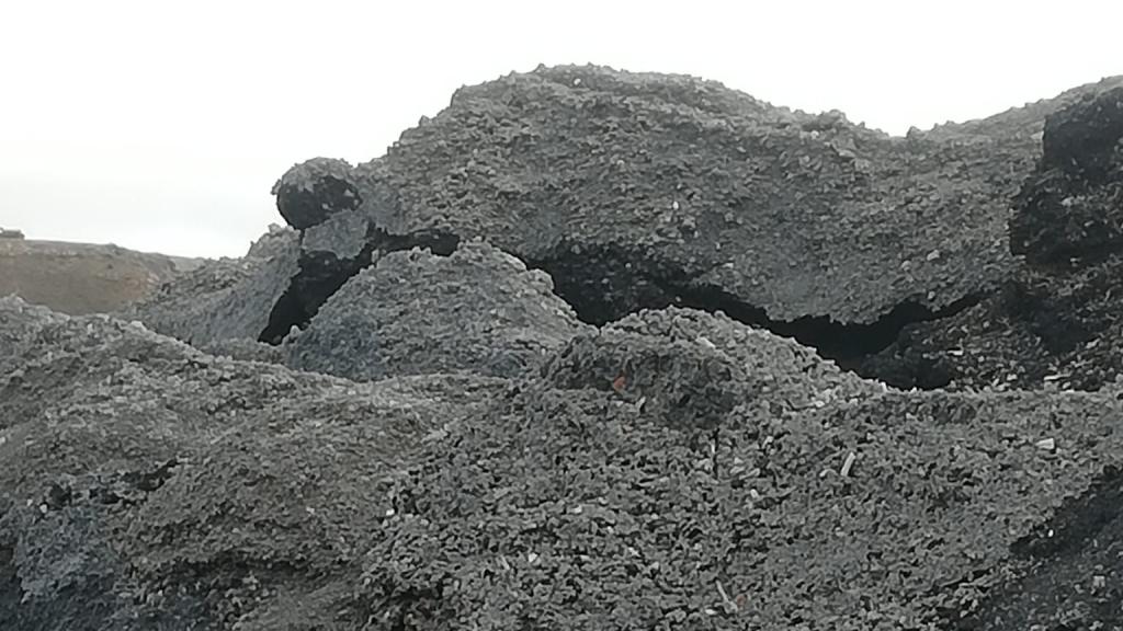 Montaña de cenizas generada por la antigua planta de biomasa de Corduente.