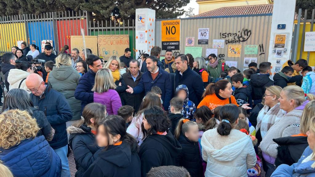 Una manifestación frente al colegio este lunes, con miembros del PSOE.
