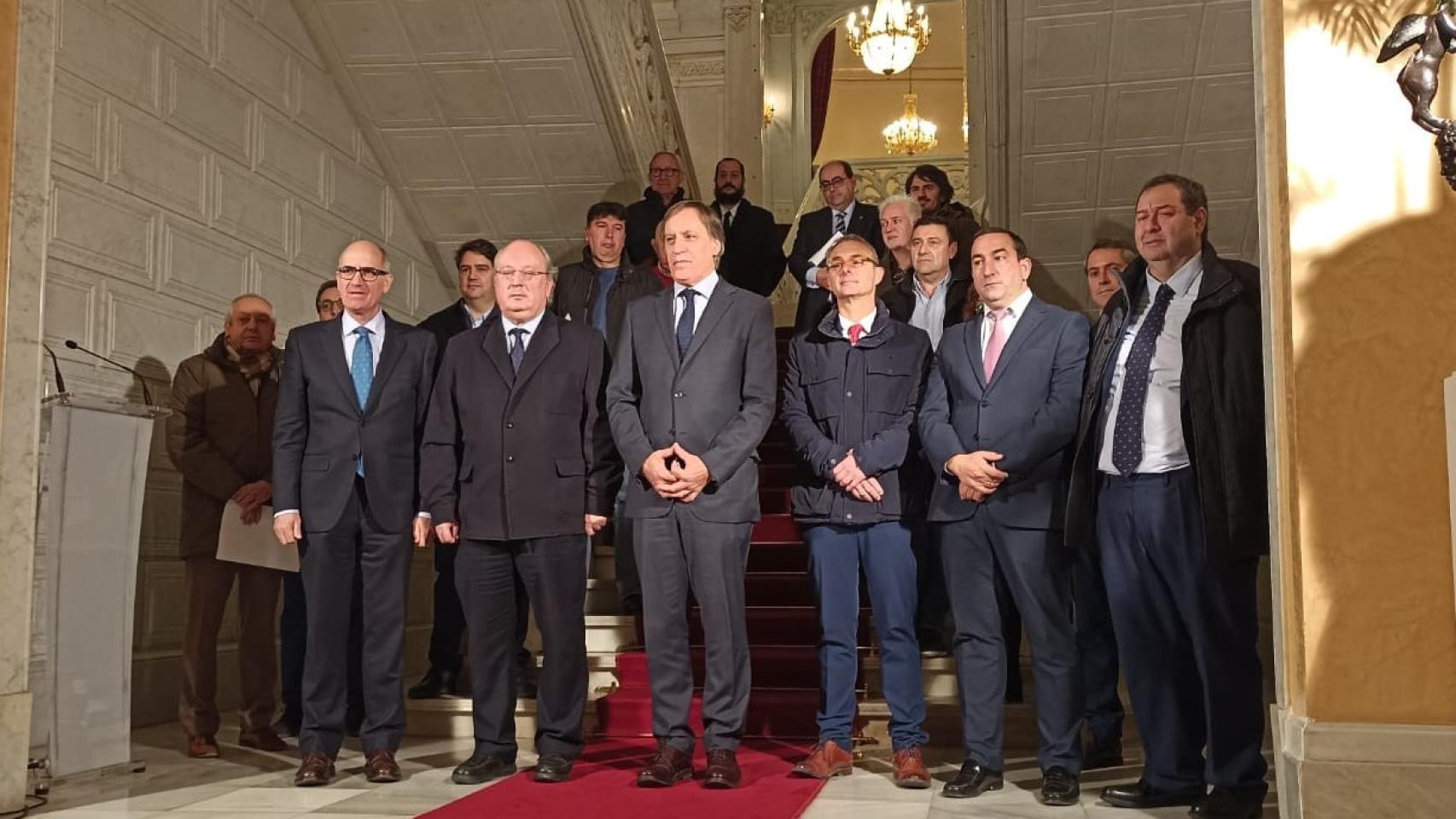 Participantes en la reunión en defensa del ferrocarril en Salamanca