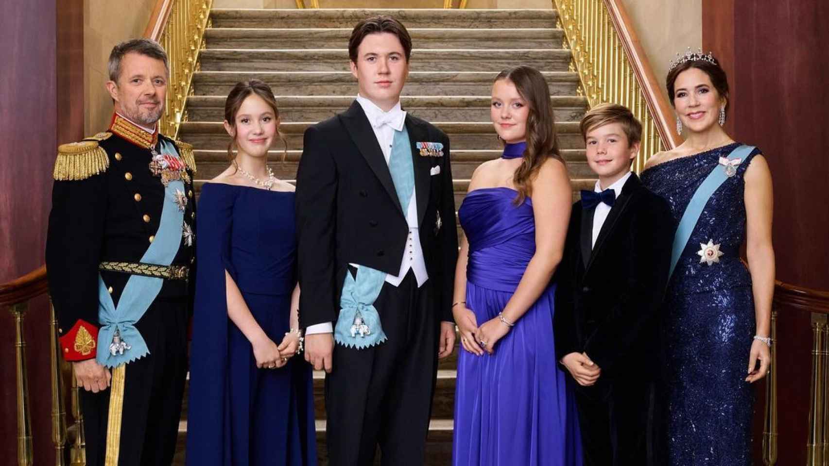 Federico y Mary de Dinamarca con sus cuatro hijos, en 2023.