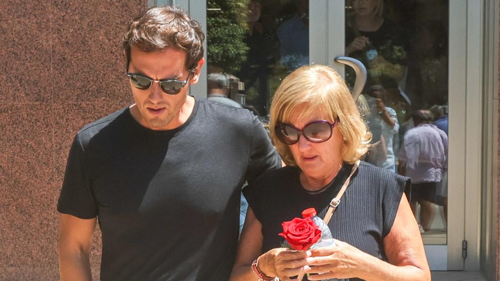 Albert Rivera junto a su madre, María Jesús, el día que le dieron el último adiós a Agustín Rivera, en agosto de 2023.