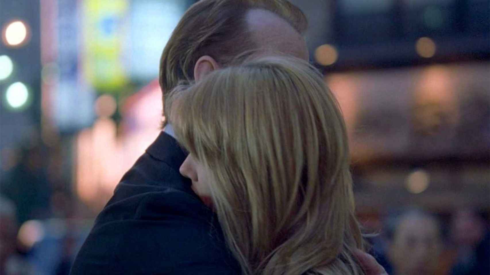 Bill Murray y Scarlett Johansson se abrazan en la escena final de 'Lost in Translation'