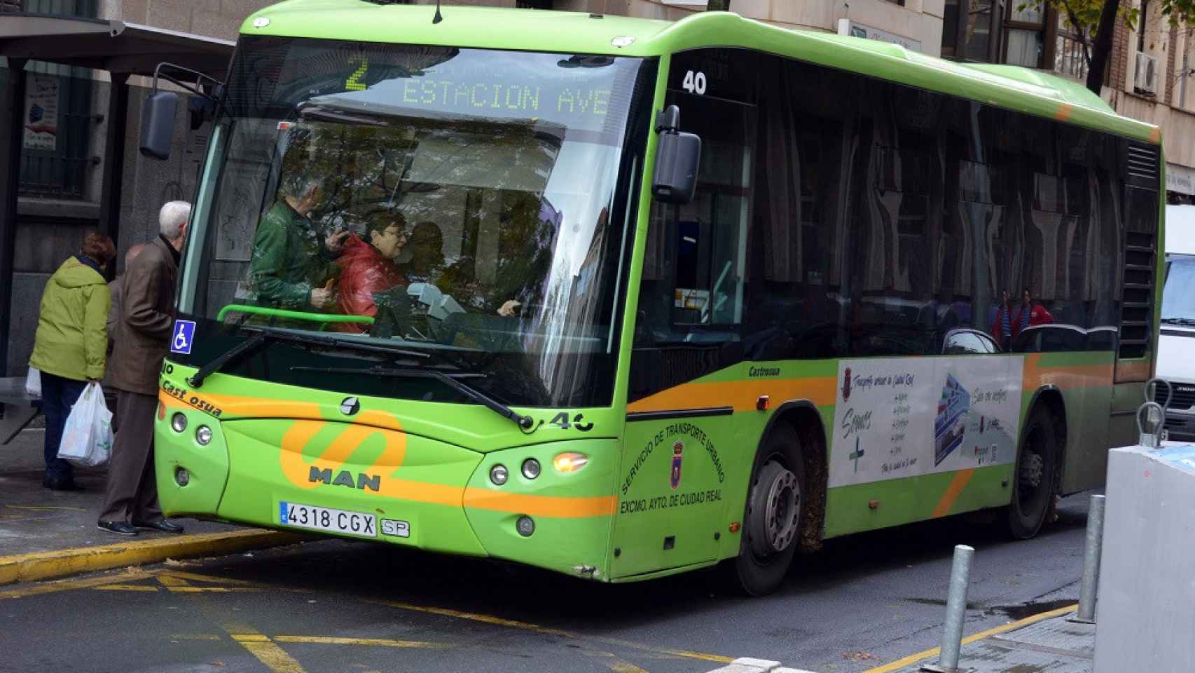 Varios pasajeros acceden a un autobús urbano en Ciudad Real.
