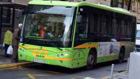 Varios pasajeros acceden a un autobús urbano en Ciudad Real.
