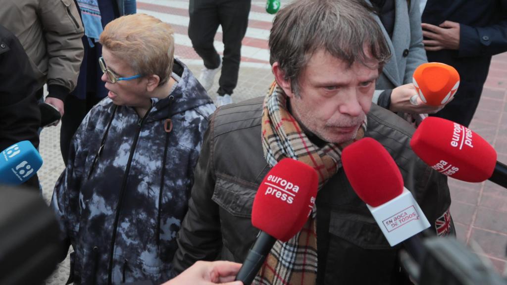 Paco Rodríguez junto a su hermana, Nuria, atendiendo a la prensa el pasado día 4 de enero.