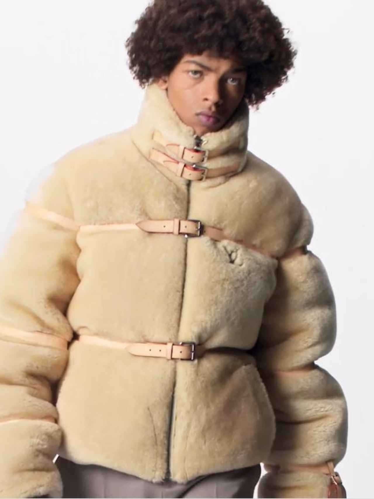 Modelo con el abrigo Shearling Down Blouson de Louis Vuitton.