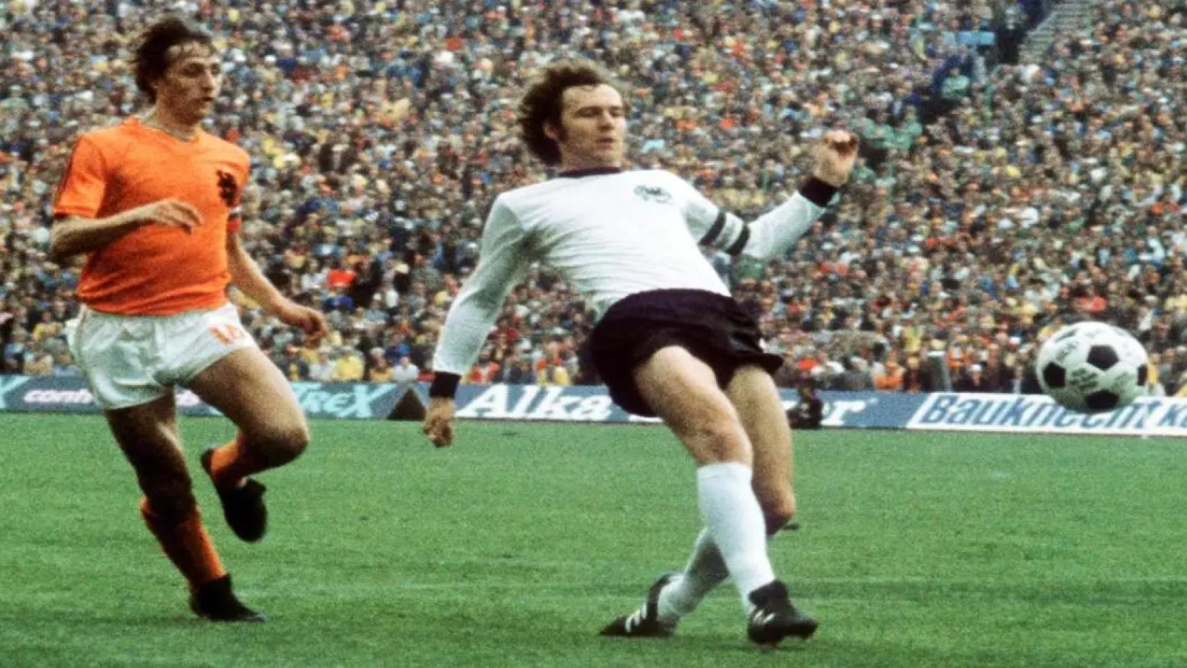 Franz Beckenbauer, junto a Cruyff