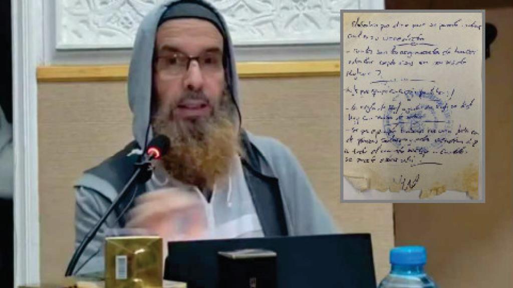 Fotomontaje de una imagen del imán de la Mezquita Blanca junto al argumentario incautado por la Policía.