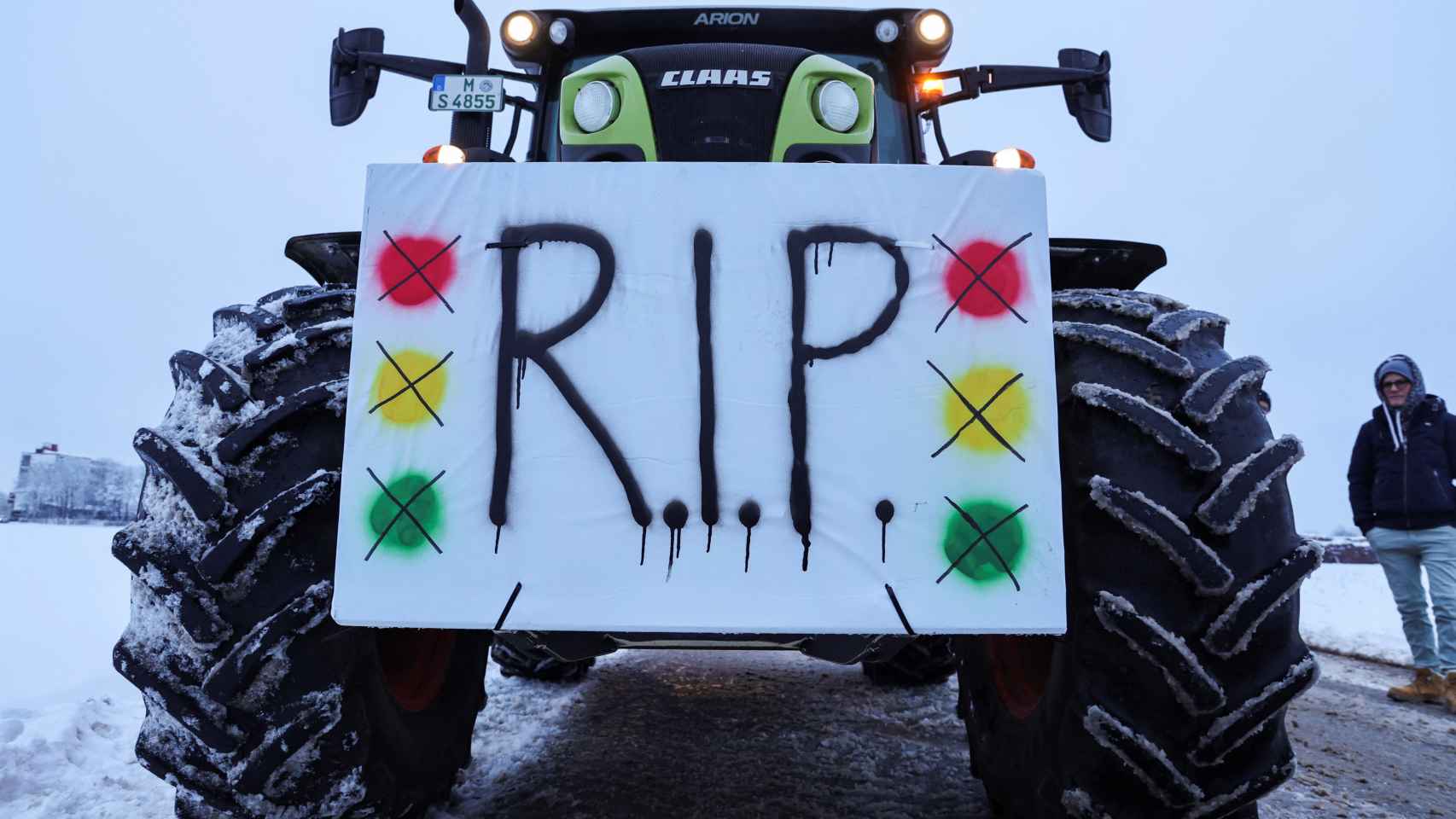 Protesta en un tractor contra el gobierno de coalición de Scholz, cuya alianza se conoce como 'semáforo'