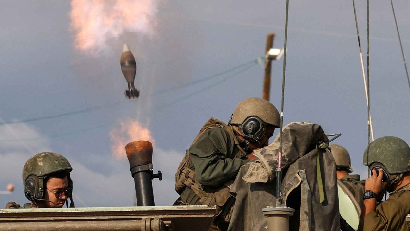 Soldados del ejército israelí lanzan cohetes en medio del conflicto con Hamás
