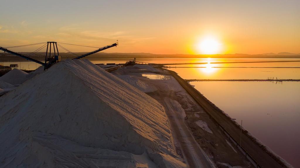 Las garberas o montañas de sal de las Salinas de Torrevieja.