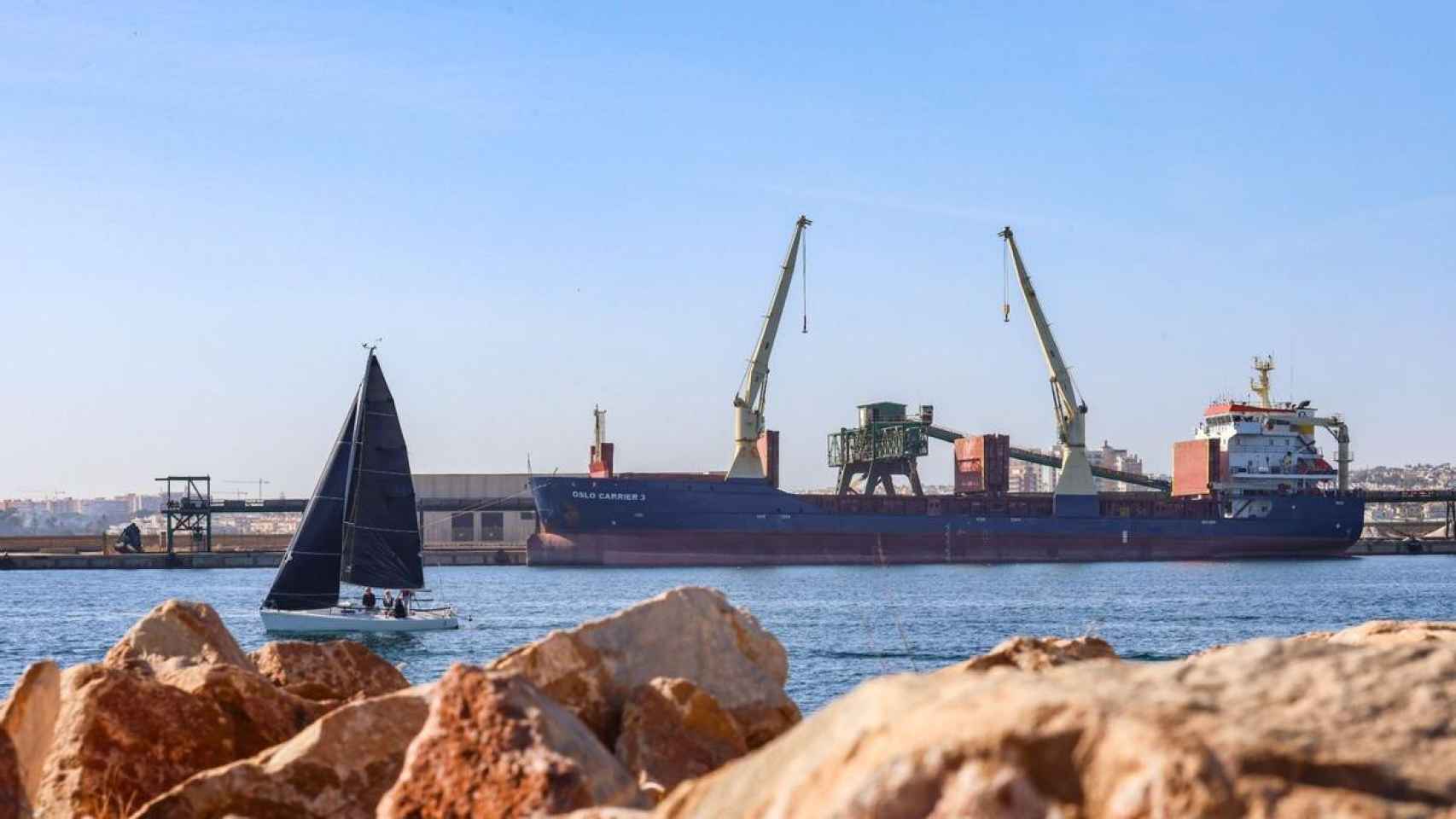 Un buque carga sal desde el Dique de Poniente en el Puerto de Torrevieja.